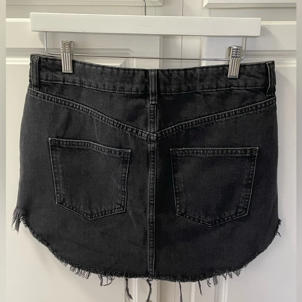 Free People NWT We The Free Sky High Denim Mini
Skirt in Black Raw Hem Size 6 - Picture 8 of 10